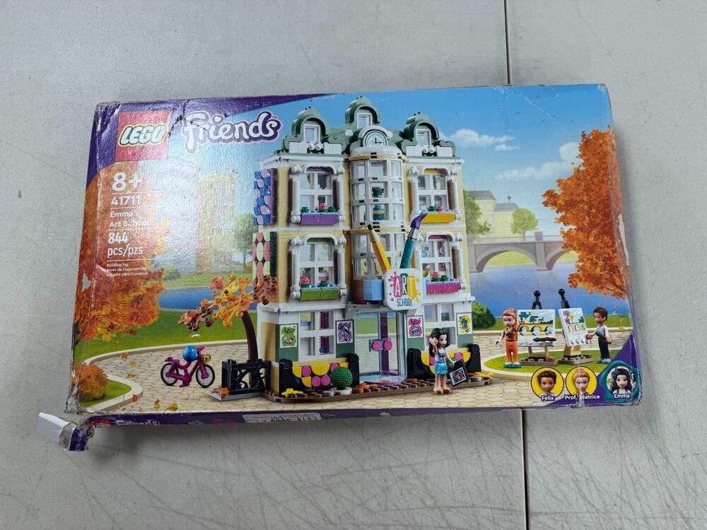 LEGO Friends Emma's Art School 41711 844 pcs Retired New Damaged Box